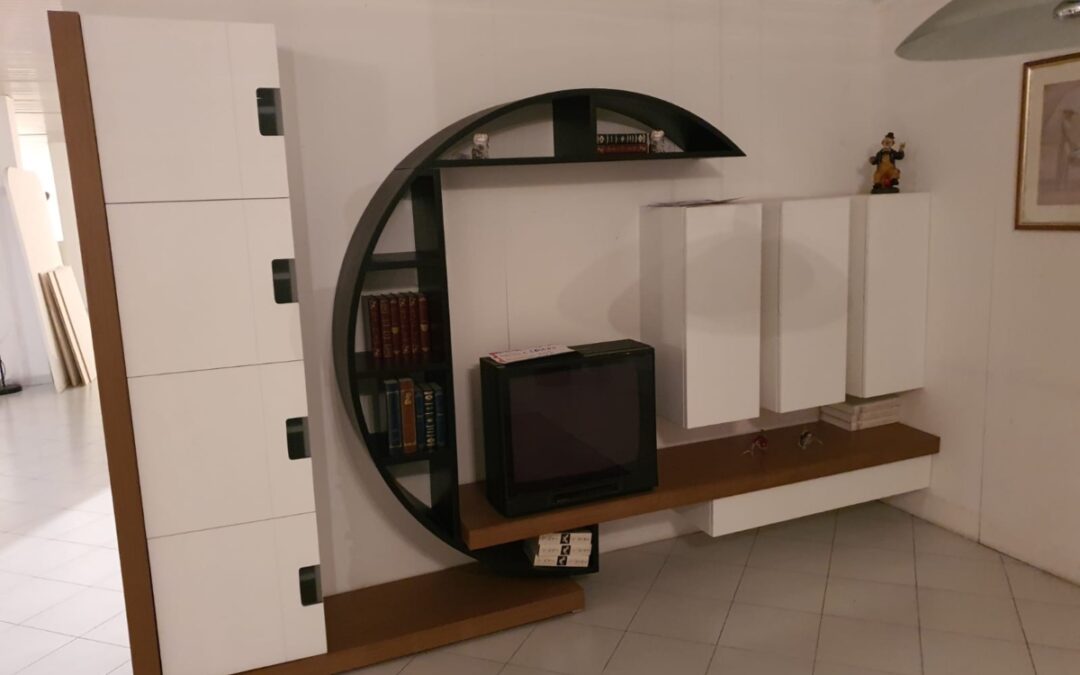 Soggiorno con libreria cerchio